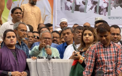 বক্তৃতা করছেন রুহুল কবির রিজভী