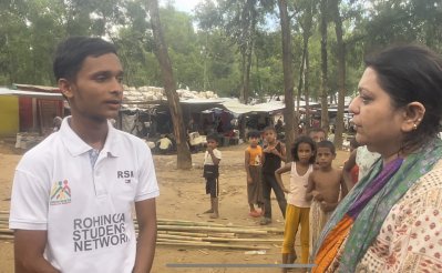 রোহিঙ্গা স্টুডেন্টস নেটওয়ার্কের প্রধান সৈয়দুল্লাহর সঙ্গে কথা বলছেন প্রতিবেদক