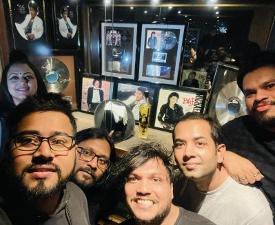 মাইকেল জ্যাকসনের স্মৃতির সামনে &lsquo;চিরকুট&rsquo; সদস্যরা