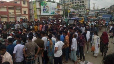 মা-মেয়েকে কুপিয়ে হত্যার ঘটনায় সড়ক অবরোধ করে বিক্ষোভ করেছেন স্থানীয়রা