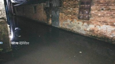 বৃষ্টিতে ডুবে গেছে ময়মনসিংহ মহানগরীর অলিগলি, হাটবাজার ও রাস্তাঘাট