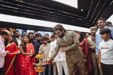 প্রদীপ জ্বালিয়ে প্রেক্ষাগৃহের মঙ্গল কামনা করেছেন আল্লু অর্জুন