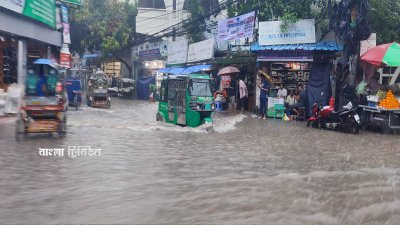 নগরীর কোথাও হাঁটুপানি আবার কোথাও কোমর সমান পানি জমেছে