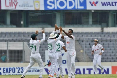 সকালের শুরুতেই উইকেট উদযাপনে এবাদত।