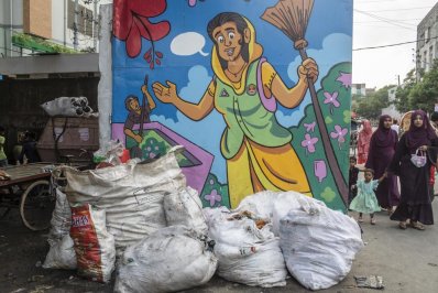 ভাগাড়ে ফুটিয়ে তোলা পরিচ্ছন্নতাকর্মীদের ছবি মন কাড়ছে সবার