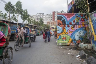 ময়লার ভাগাড়ের পাশ দিয়ে যাচ্ছেন পথচারীরা