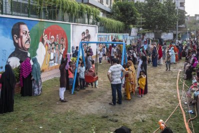 পাশেই মাঠে শিশু ও অভিভাবকদের ভিড়