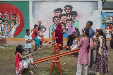 খেলছে তারা, দুলছে তারা