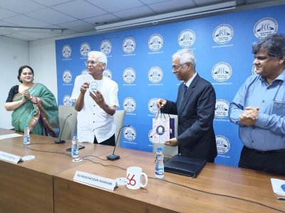 রাষ্ট্রদূতের হাতে স্মারক উপহার তুলে দিচ্ছেন এফসিসি কর্মকর্তারা