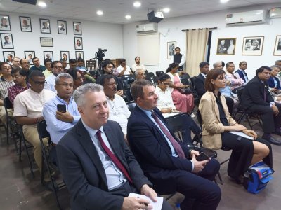 সভায় উপস্থিত সাংবাদিক ও বিদেশি রাষ্ট্রদূতরা