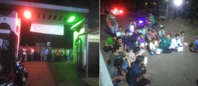 এক পর্যায়ে হল গেটে অবস্থান নেয় দুই গ্রুপের নেতাকর্মীরা