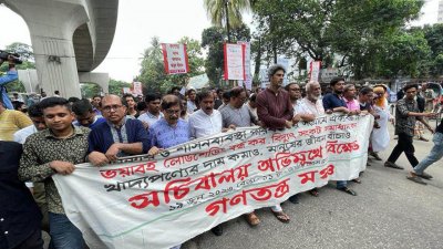 লোডশেডিং বন্ধ, বিদ্যুৎ সংকট সমাধান, খাদ্যপণ্যের দাম কমিয়ে মানুষের জীবন বাঁচানোর দাবিতে সচিবালয় অভিমুখে বিক্ষোভ করেছে গণতন্ত্র মঞ্চ