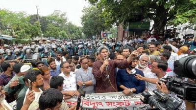 সমাবেশে বক্তব্য দিচ্ছেন গণসংহতি আন্দোলনের প্রধান সমন্বয়ক জোনায়েদ সাকি 