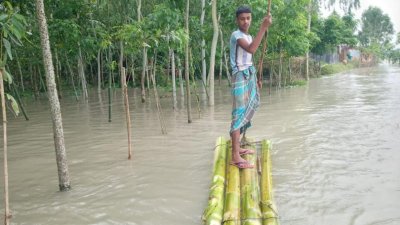 মানুষ নৌকা আর ভেলায় করে প্রয়োজনীয় কাজ সারছেন