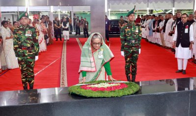 ধানমন্ডি ৩২ নম্বরে বঙ্গবন্ধুর প্রতিকৃতিতে আওয়ামী লীগ সভাপতি ও প্রধানমন্ত্রী শেখ হাসিনার শ্রদ্ধা (ছবি: ফোকাস বাংলা)