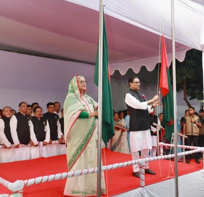 আওয়ামী লীগ দলীয় কার্যালয়ে জাতীয় ও দলীয় পতাকা উত্তোলন করেন দলের সভাপতি শেখ হাসিনা ও সাধারণ সম্পাদক ওবায়দুল কাদের (ছবি: ফোকাস বাংলা)