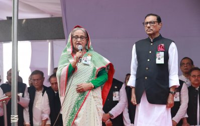 ধানমন্ডি ৩২ নম্বরে দলের নেতাকর্মীদের উদ্দেশে বক্তব্য রাখেন শেখ হাসিনা (ছবি: ফোকাস বাংলা)