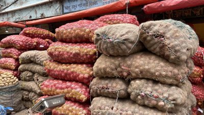 ওরা আমাদের থার্ড গ্রেডের পেঁয়াজগুলো দেয়