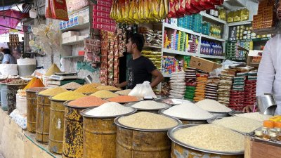 চাল-ডাল বিক্রি হচ্ছে আগের দামেই