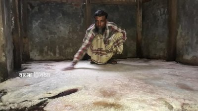 চামড়ায় লবণ দিচ্ছেন এক ব্যবসায়ী