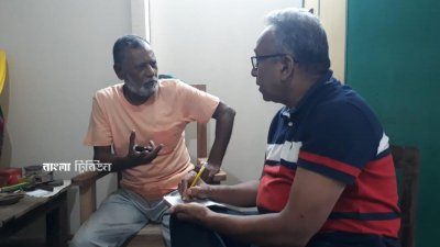 কথা বলছেন ব্যবসায়ী নেতা