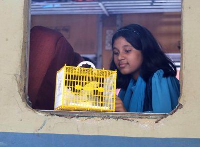 আগে থেকে টিকিট কেটে যারা যাত্রীরা নির্বিগ্নে গন্তব্যে রওনা হচ্ছেন
