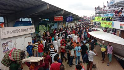 সোমবার বিকালে সদরঘাটের চিত্র