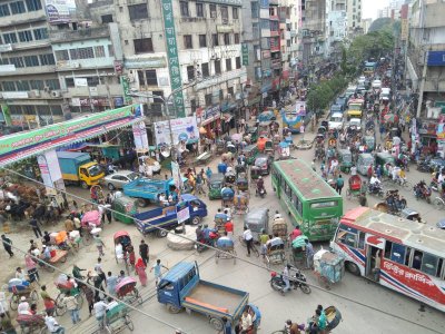 যানজটে নাকাল হয়ে দুর্ভোগে পড়ছেন পুরান ঢাকার বাসিন্দা ও ব্যবসায়ীরা