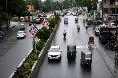 কিছুটা গাড়ির চাপ আছে এই সড়কে