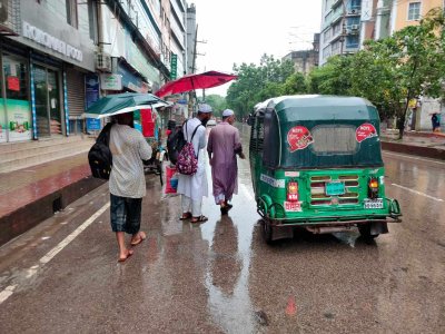 ঈদের ছুটি ও বৃষ্টিতে স্বাভাবিক চলাচল নিয়েও ঝক্কিতে পড়তে হয় রাজধানীবাসীকে