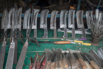 সাজিয়ে রাখা হয়েছে বটি, ছুরি, ধামা