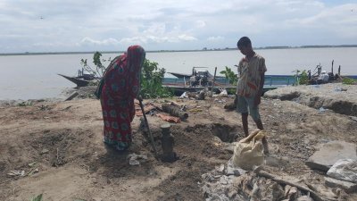 ভাঙনের ফলে অনেকে বাস্তুহারা হয়েছেন