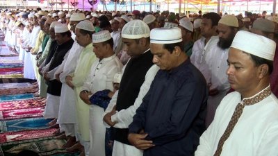 সামনের সারিতে দাঁড়িয়ে নামাজ আদায় করেন বরিশালের বর্তমান ও সাবেক মেয়র