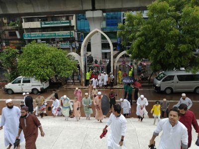 বায়তুল মোকাররম জাতীয় মসজিদে ঈদুল আজহার জামাতে অংশ নেন রাজধানীর বিভিন্ন এলাকার মানুষ