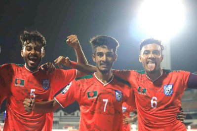 দারুণ প্রত্যাবর্তনের গল্প লিখে ম্যাচ জিতেছে তারা