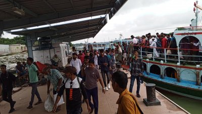 ঈদের দিনও বাড়ি ফিরছে মানুষ