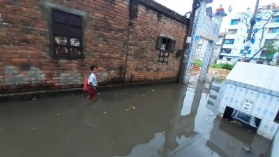 ময়মনসিংহ শহরের প্রধান ৩ খালই আবর্জনায় ভরাট, হয়েছে দখলও