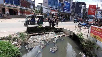 ময়মনসিংহ শহরের প্রধান ৩ খালই আবর্জনায় ভরাট, হয়েছে দখলও
