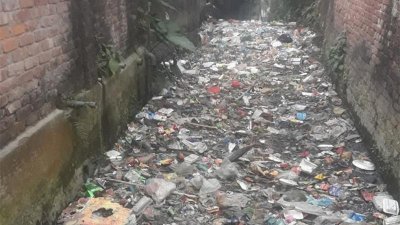 ময়মনসিংহ শহরের প্রধান ৩ খালই আবর্জনায় ভরাট, হয়েছে দখলও