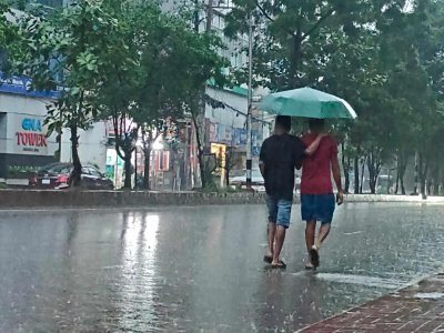 শুক্রবার বিকালে রাজধানীর একটি সড়কের দৃশ্য 