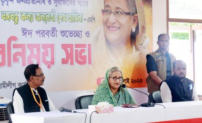টুঙ্গিপাড়ায় দলের নেতাকর্মী ও সাধারণ মানুষের সঙ্গে মতবিনিময় করেন প্রধানমন্ত্রী শেখ হাসিনা (ছবি: ফোকাস বাংলা)