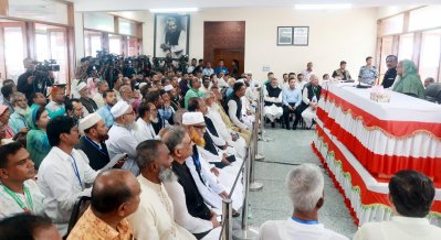 টুঙ্গিপাড়ায় দলের নেতাকর্মী ও সাধারণ মানুষের সঙ্গে মতবিনিময় করেন প্রধানমন্ত্রী শেখ হাসিনা (ছবি: ফোকাস বাংলা)