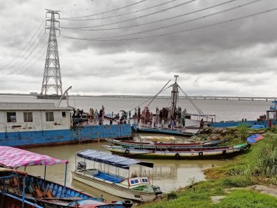 পদ্মা সেতু এলাকায় বিনোদনপ্রেমীদের ঈদ আনন্দ