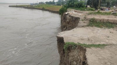 যমুনার ভাঙনে বিলীন স্কুল-বাড়ি, নিঃস্ব নদীপাড়ের মানুষ