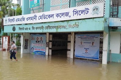 গত ২৪ ঘণ্টায় সর্বোচ্চ বৃষ্টিপাতের পর সিলেট শহরে জলাবদ্ধতার শিকার এম এ জি ওসমারী মেডিক্যাল কলেজ (ছবি: ফোকাস বাংলা)