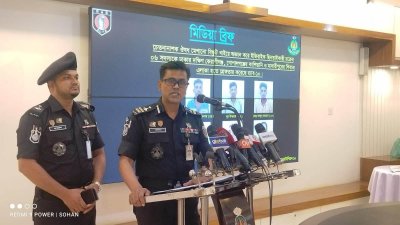 সংবাদ সম্মেলনে কথা বলছেন র&zwj;্যাব-১০ অধিনায়ক মোহাম্মদ ফরিদ উদ্দিন