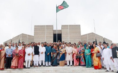 ভবন উদ্বোধনের পর অতিথিদের সঙ্গে প্রধানমন্ত্রী শেখ হাসিনা (ছবি: ফোকাস বাংলা)