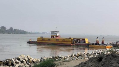 যানবাহন পারাপারের জন্য কর্ণফুলী নদীতে প্রস্তুত রাখা হয়েছে দুটি ফেরি