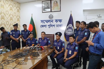 সংবাদ সম্মেলনে কথা বলছেন পুলিশ সুপার মো. আসাদুজ্জামান