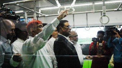 মেট্রোরেলে ওবায়দুল কাদের (ছবি: ফোকাস বাংলা)